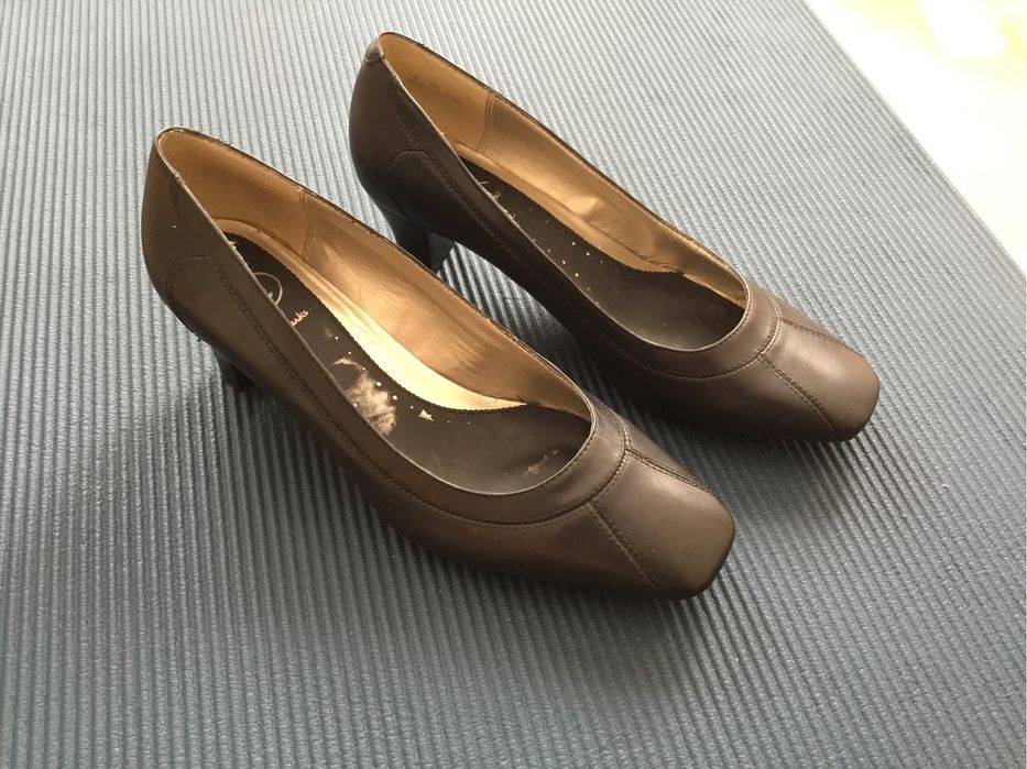 Skórzane buty na obcasie z Clarks