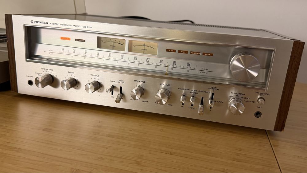 Vintage Amplituner Pioneer SX-750 w eleganckim stanie