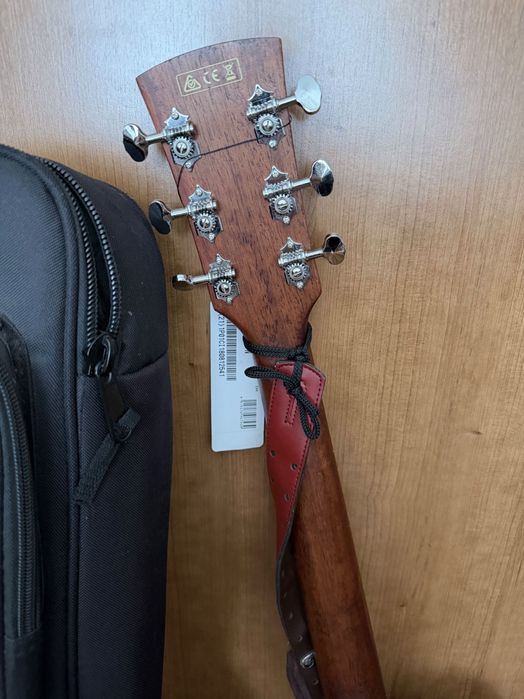 Vendo duas guitarras com os sacos e as correias