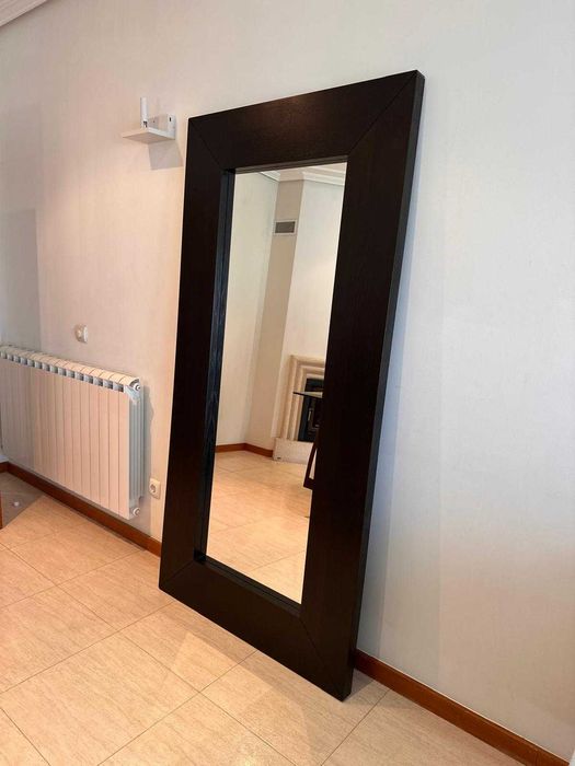 Espelho com Moldura em Madeira