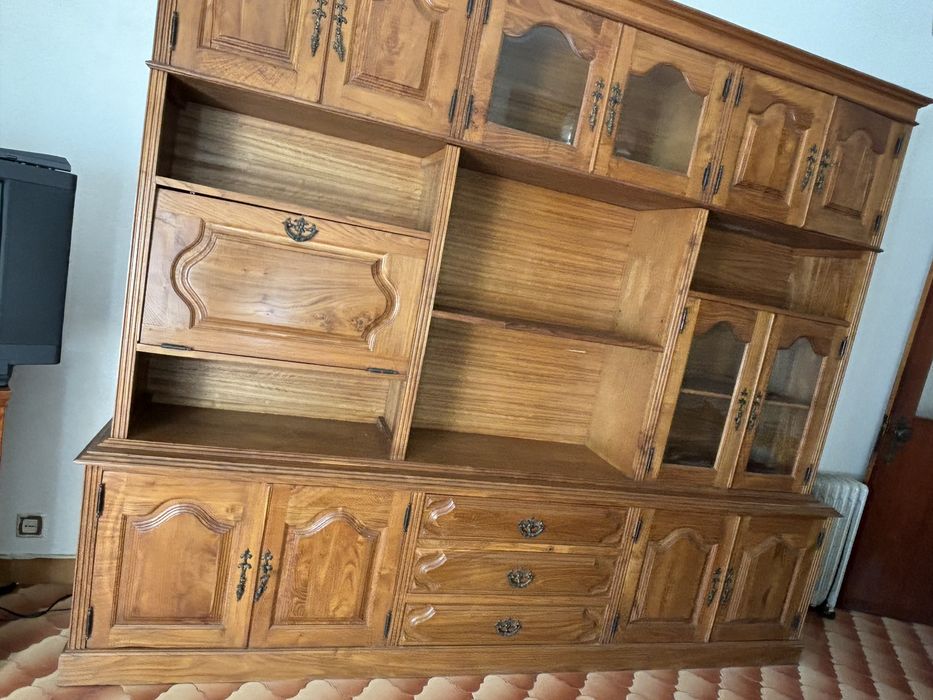 Movel estante com espaço de garrafeira.