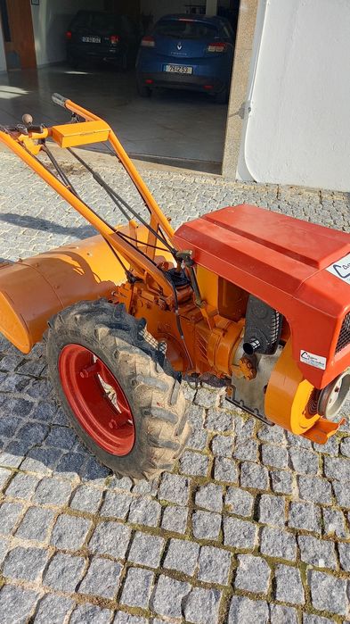 Motocultivador trabalhar perfeitamente