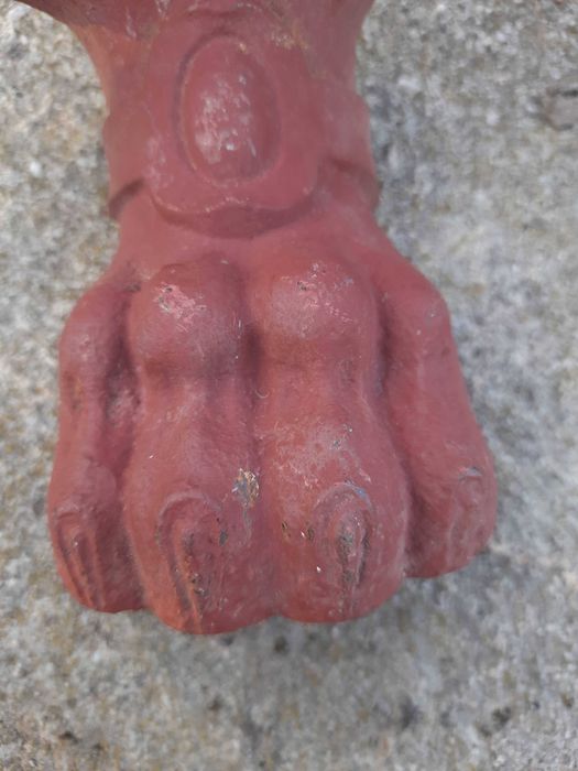 Dla kolekcjonera żeliwna łapa lwa