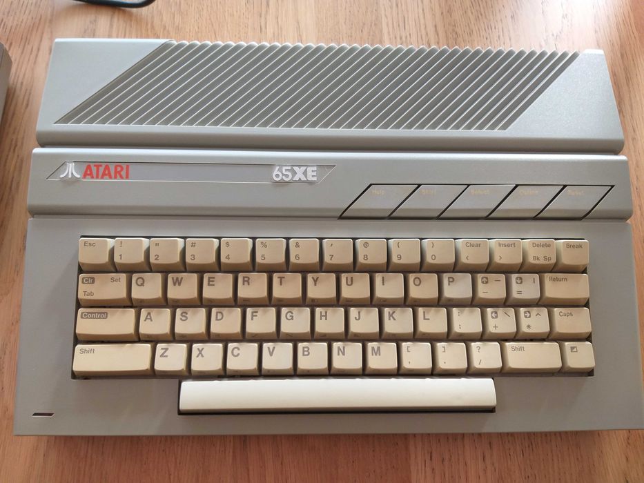 Atari 65XE (bez zasilacza} + magnetofon CA12 + 2 kasety
