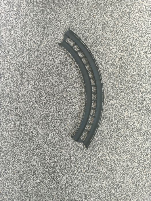 Pociąg na baterie jeżdżący po plastikowych torach