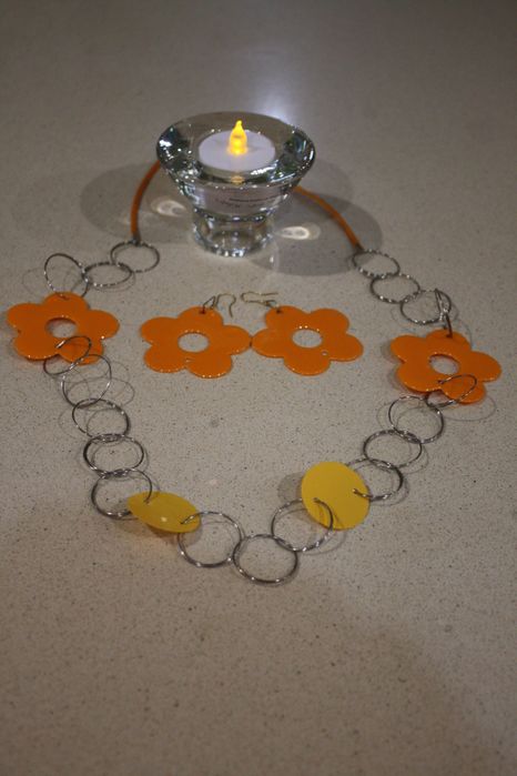 Conjunto flores laranja brincos + colar
