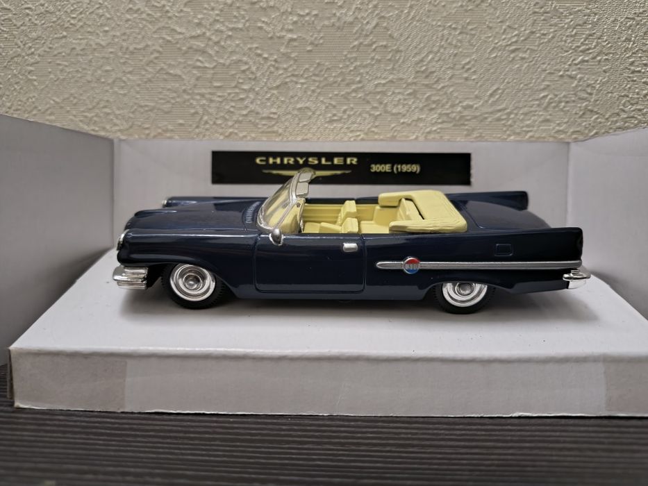 Модель авто Chrysler 300E 1959. New Ray.