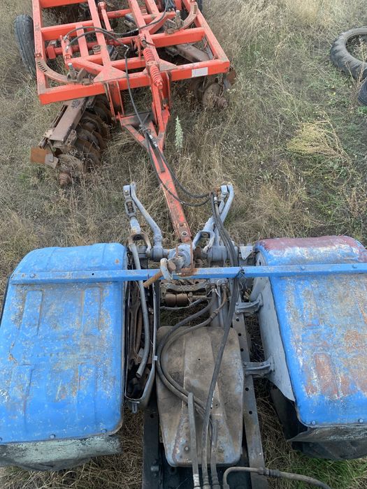 Трактор Т-150 з дісковою і плугом