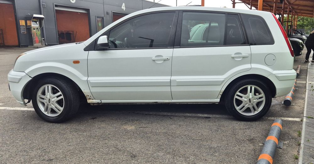 Продам Ford 1.4.