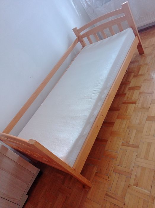 Łózko drewniane z materacem