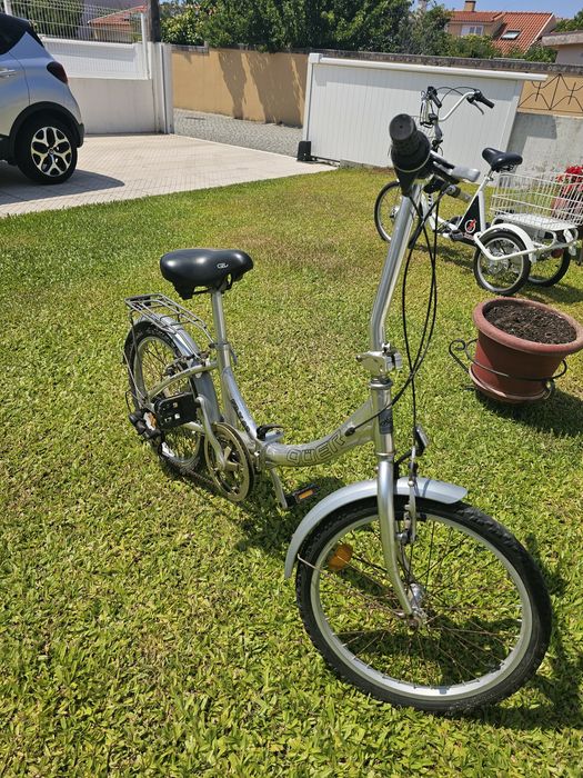 Bicicleta marca qūer, toda em inox