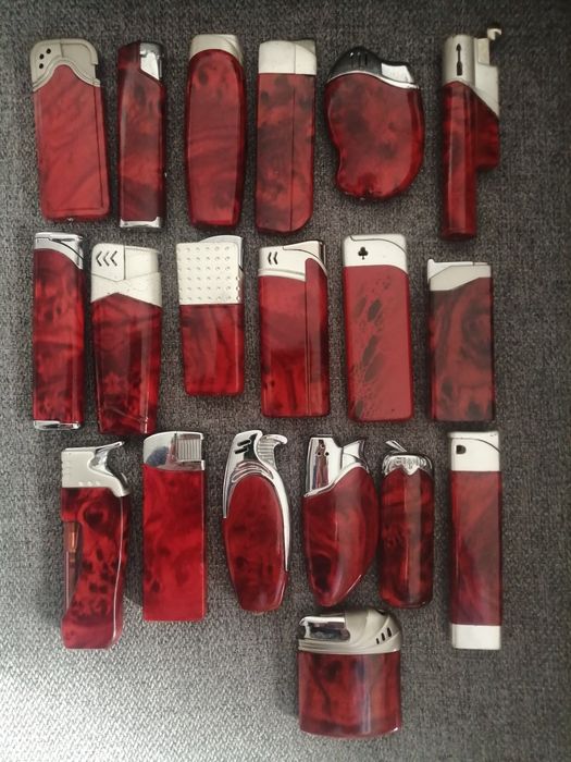 Lote de 122 isqueiros recarregáveis