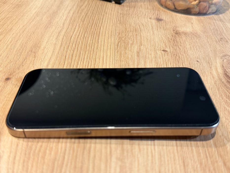 Iphone 16 pro z ładowarką orginalną