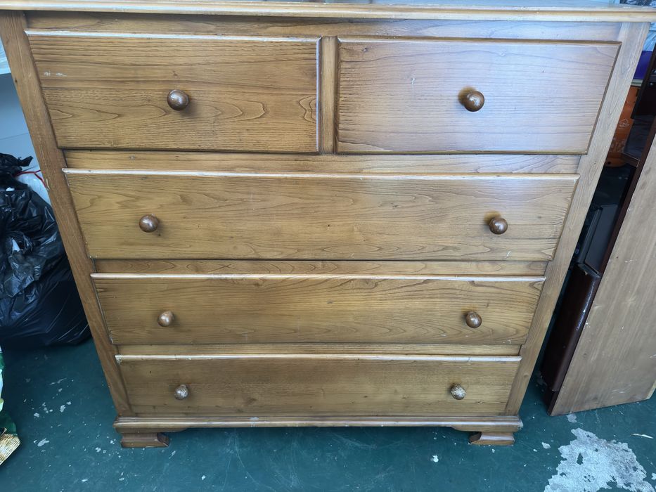 A vender móvel em bom estado de madeira