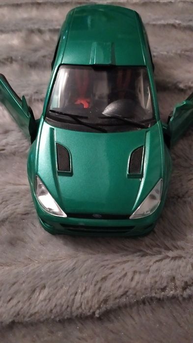 Carro Ford focus escala 1/24 Burago