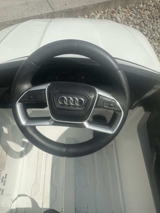 Audi e-tron criança