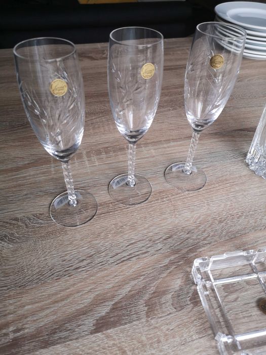 Cinzeiro, copos e vazo de cristal