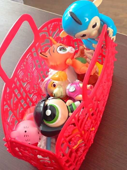 Продам корзинку с игрушками разнообразными