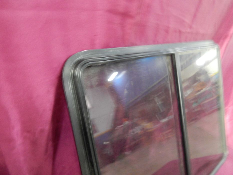 szyba karoseryjna boczna otwierana przesuwna mercedes vario kamper