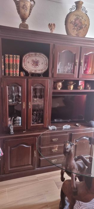Estante De Sala  em Madeira Maciça Com Gavetas e Porta de vidro