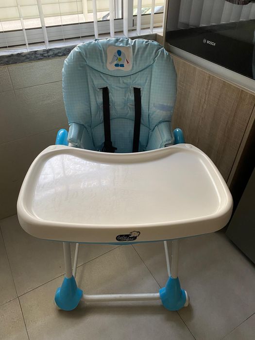 Mesa  e cadeira bebê Confort bem estimada
