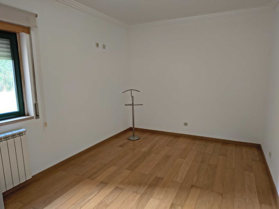 Apartamento T1 de 70 m2 úteis e mais varanda na serra de casal de cambra - junto à entrada do Belas Clube de Campo