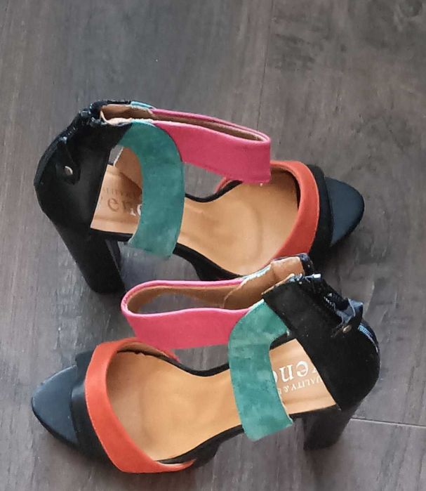 Sandálias multicolor novas