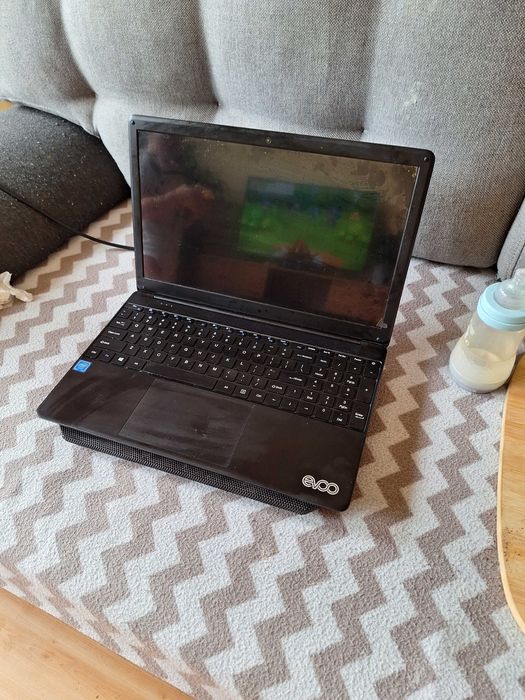 Laptop z akcesoriami