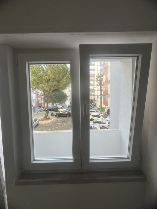 Janelas, porta e estores eletricos em pvc com oscilobatente e duplo vidro