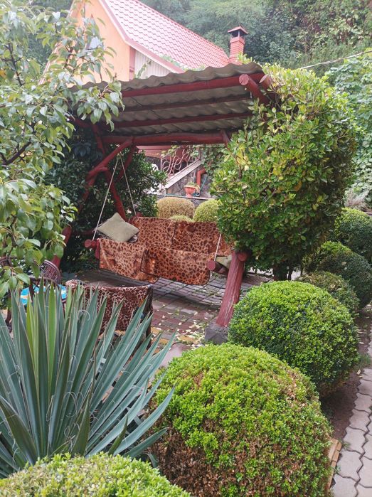 Здається будинок можливо на  дві родини.