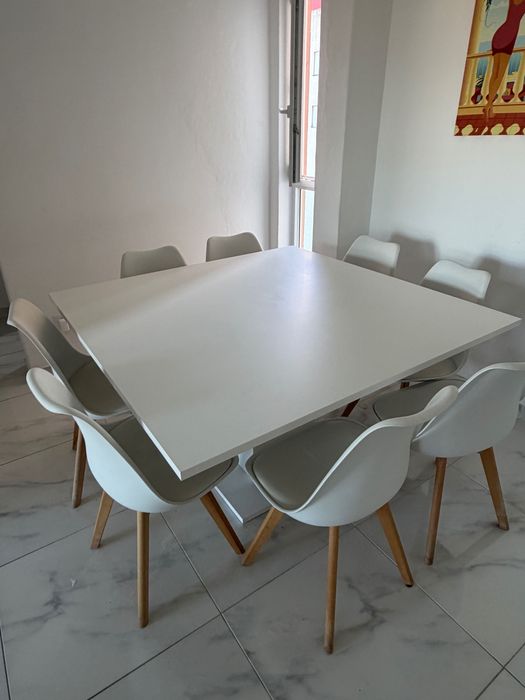 Mesa com 8 cadeiras