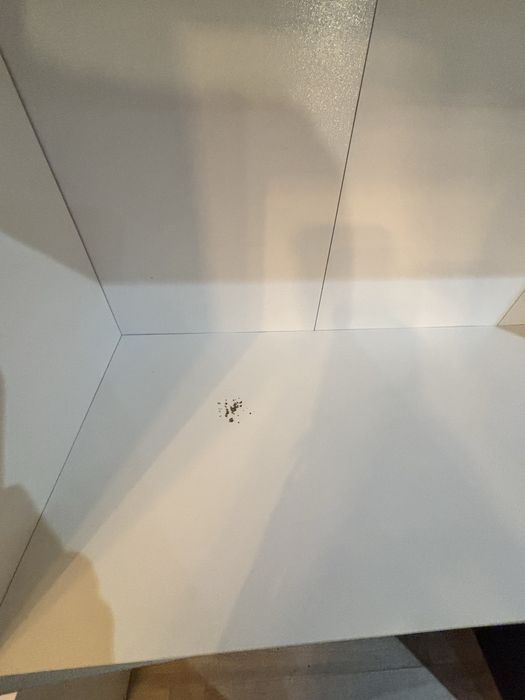 Biała szafka z półkami