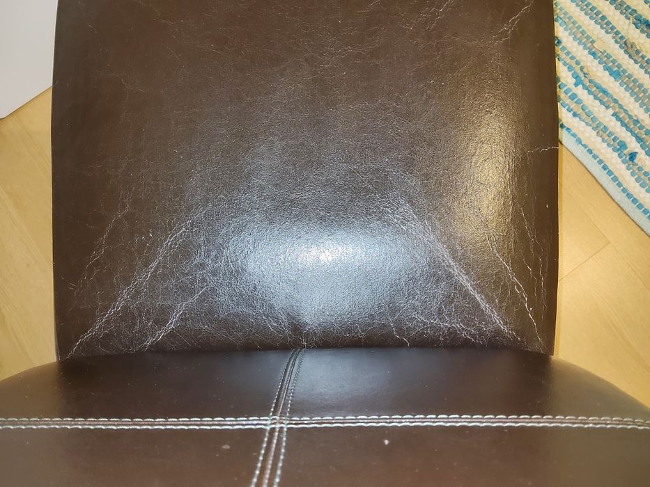 Cadeira de pele castanha com pés em wengue