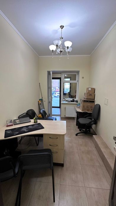 Продаж фасадного приміщення вільного призначення Зарічанська