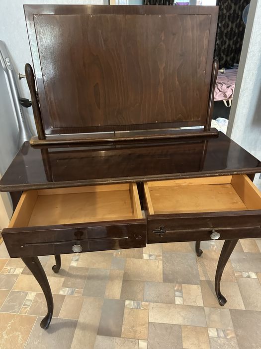 Продам туалетный дамский столик с зеркалом Румыния 1960 года