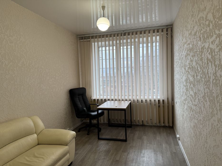 Офіси з ремонтом і меблями по 17 м2 за 3000 грн плюс світло