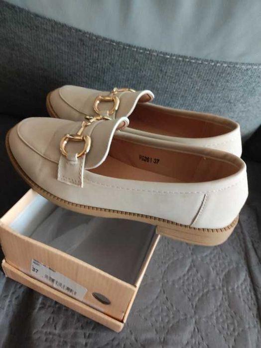 Beżowe Mokasyny z Imitacji Zamszu z Metaliczną Klamerką Karnelia