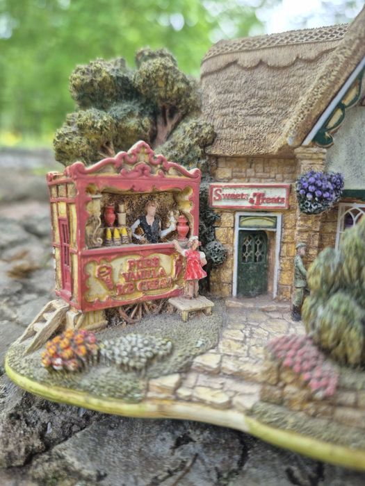 Колекційний будиночок котедж Lilliput Lane Sweets & Treats