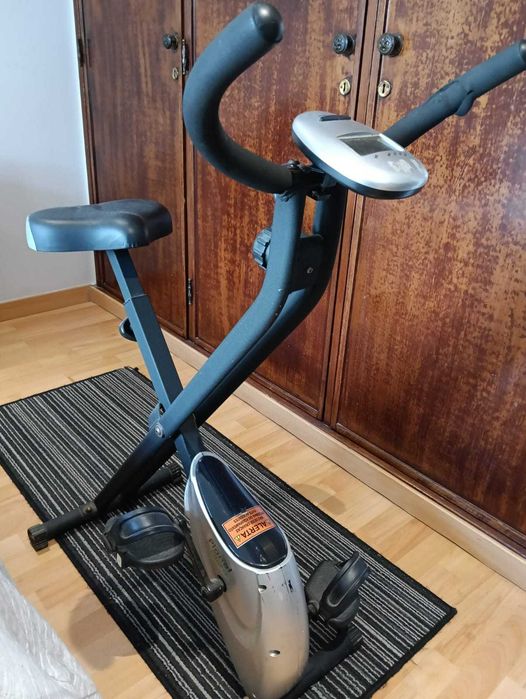 Bicicleta ergométrica, compacta, ocupa pouco espaço. Pouco uso. Cor preto.