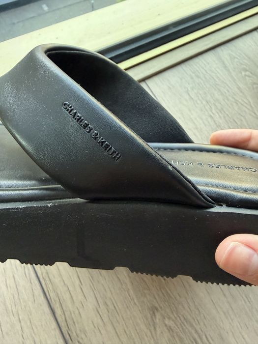 Charles and Keith сандалі