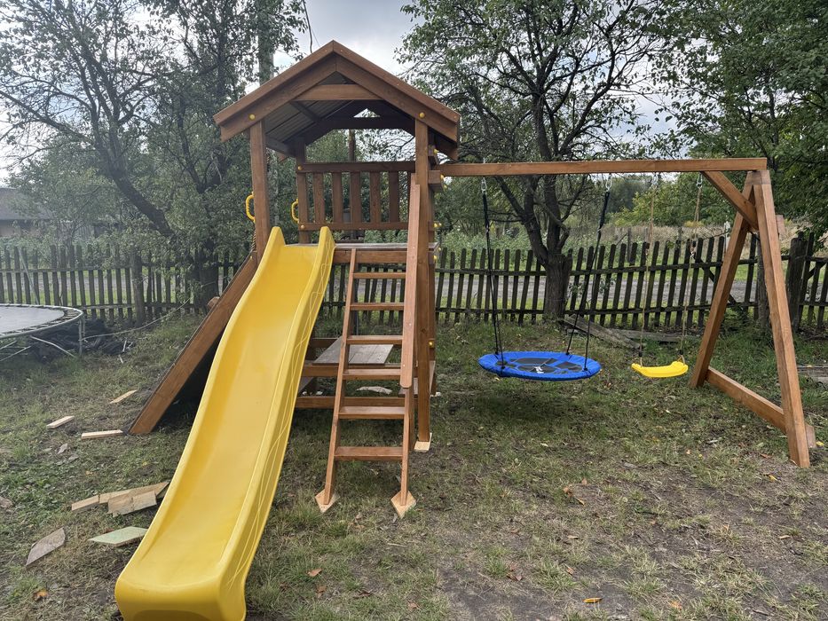 Дитячий майданчик, гірка, качеля