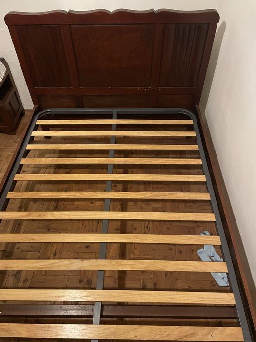 Cama de solteiro antiga