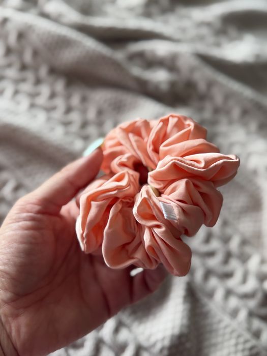 Piękna satynowa gumka do włosów scrunchie NM by Talka