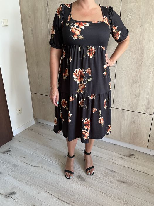 Czarna sukienka midi z bufiastymi rękawami