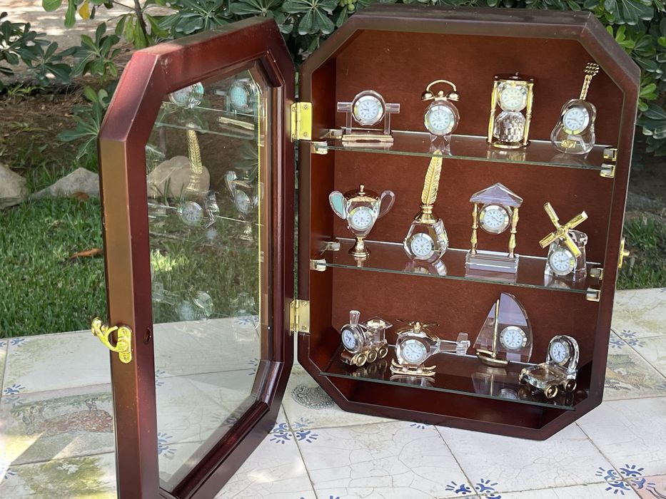 Vitrine decorativa com coleção de 12 mini relógios