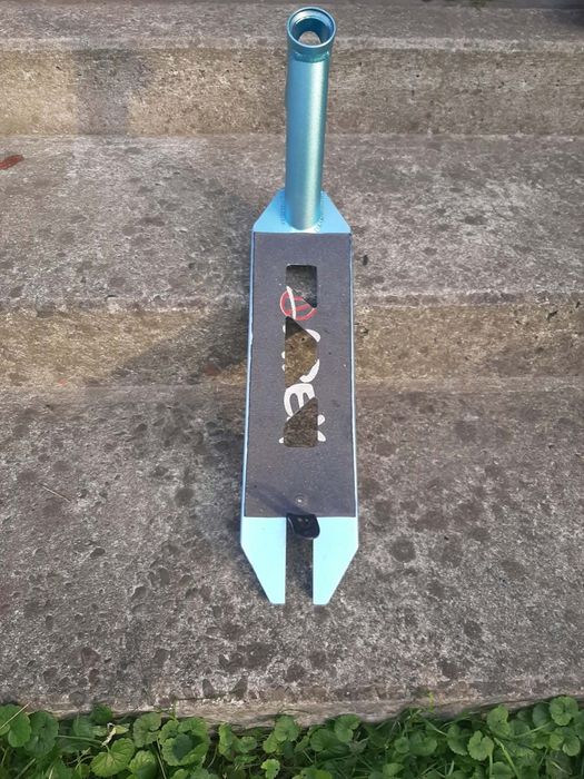 Deck striker do hulajnogi wyczynowej.