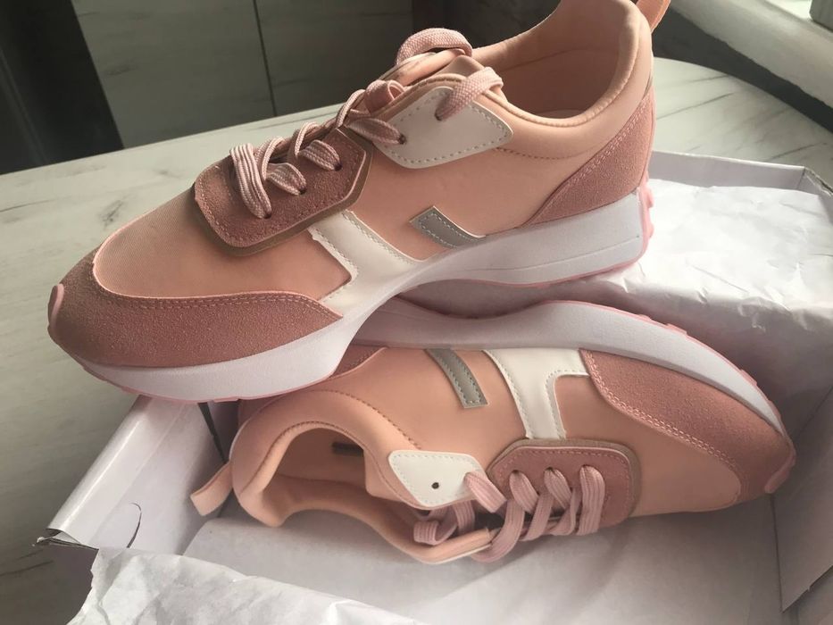 Весна сезон.. Не дорого кроссовки  с коробки