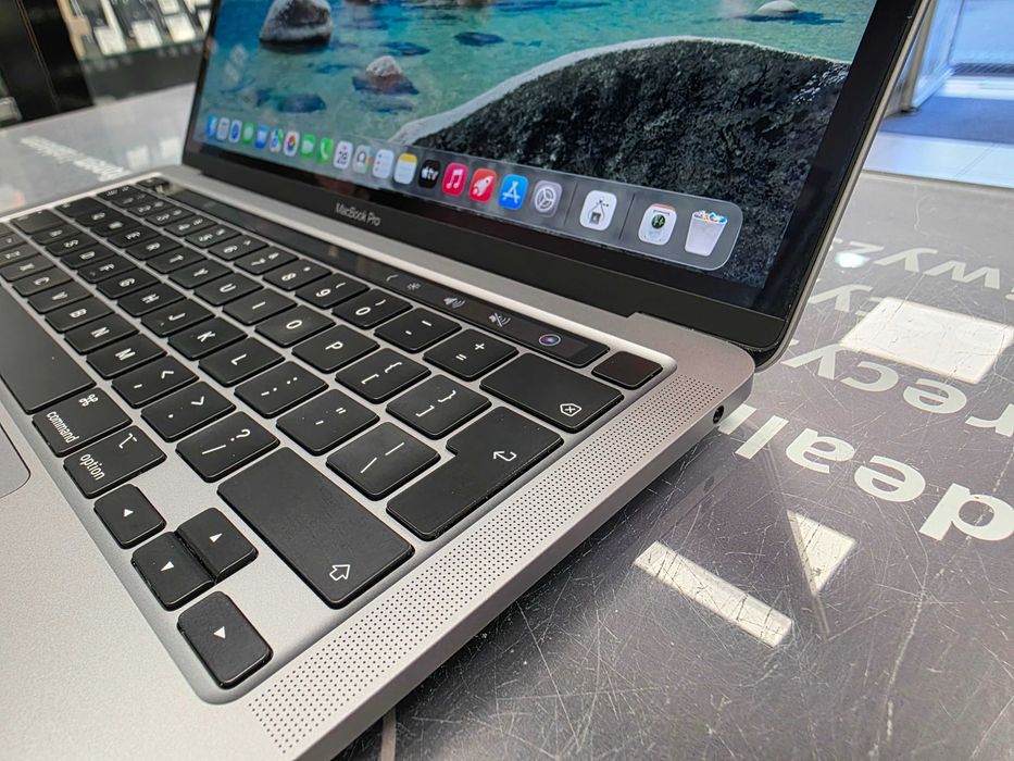 Macbook PRO 13 2020/ Apple M1/ 8GB DDR4/ 256GB/ 278 cykli ładowania/ Space Gray/ + zasilacz/ Grade B+ do A-/ GW 12 MSC