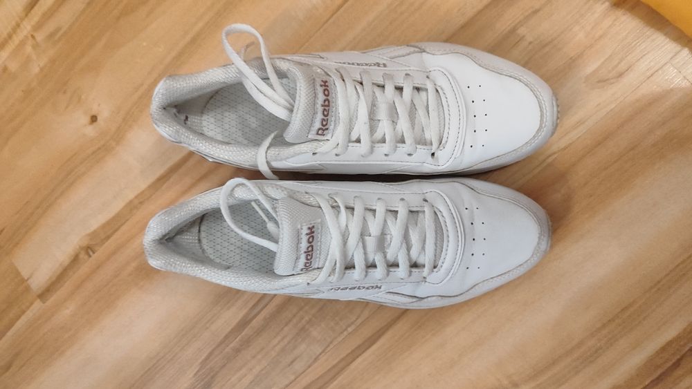 Buty Reebok białe.