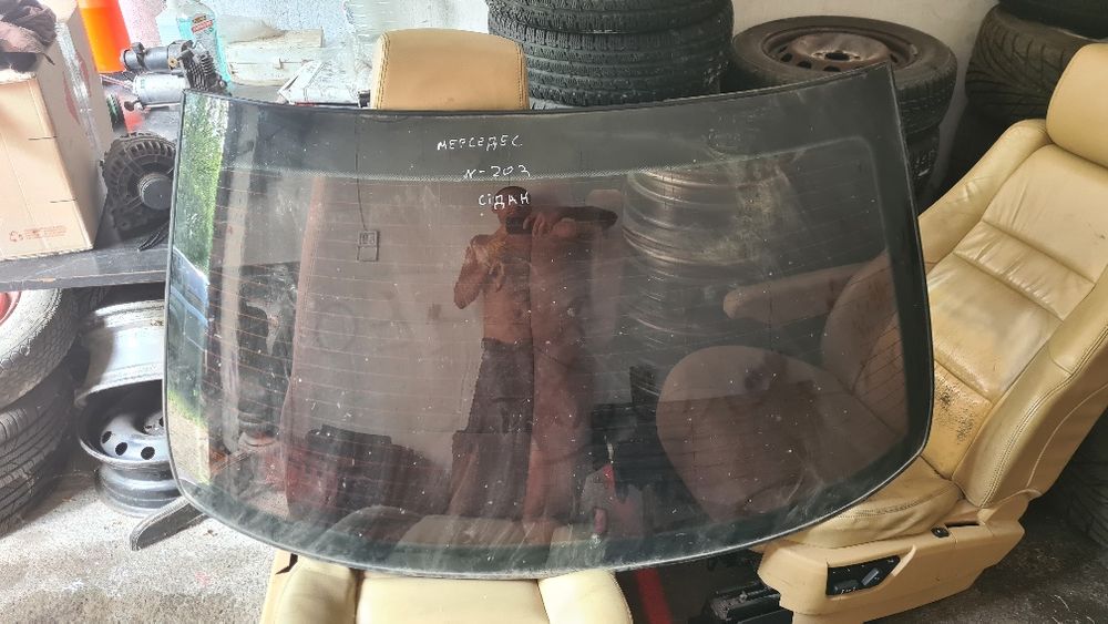 Скло заднє Мерседес w-203 сідан